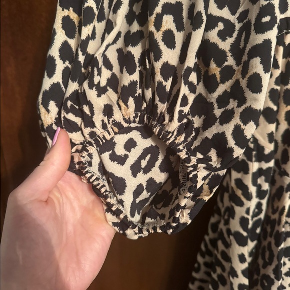Everly leopard dress with synched waist size small worn once - Picture 3 of 6